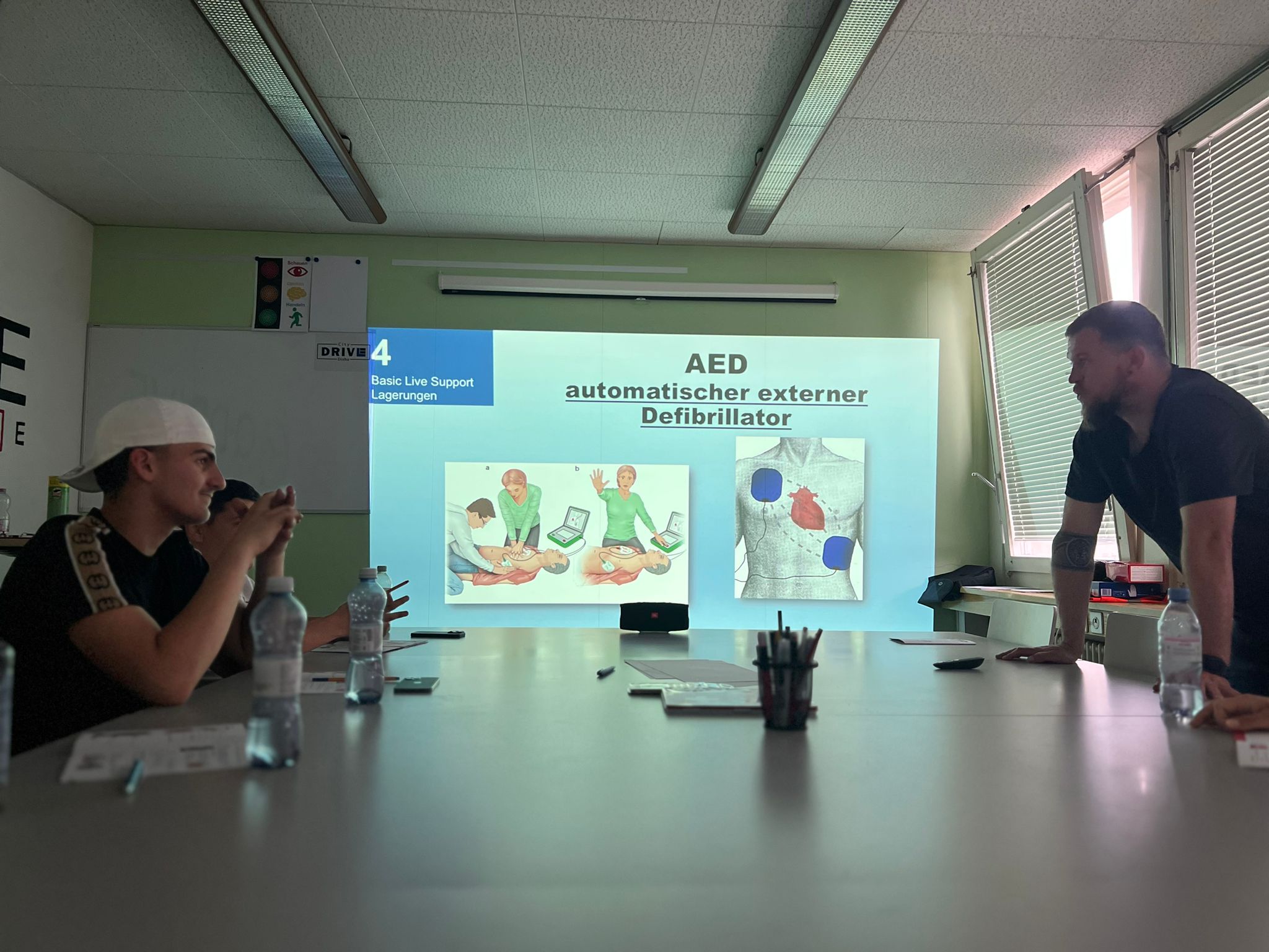 Nothelferkurs Winterthur – AED-Schulung im Kursraum bei City Drive Disha